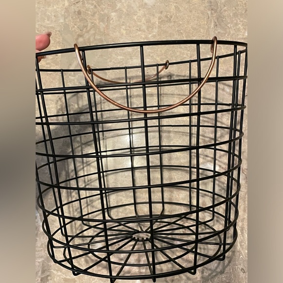Farmhouse style wire basket - Picture 3 of 5